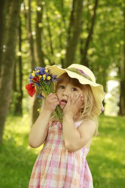 bir buket çiçek ile doğa güzel küçük kız
