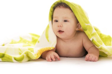 çocuk beyaz bir arka planda bir battaniyenin altında