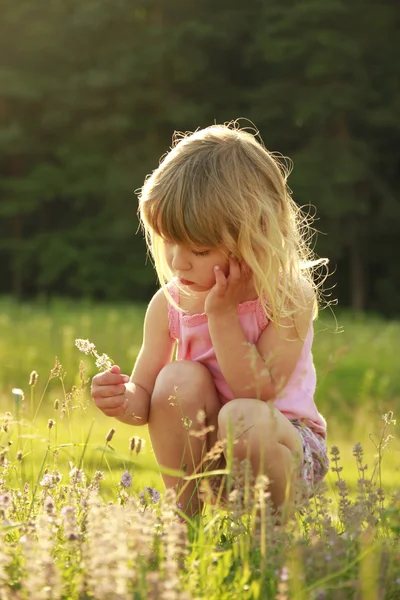 Mooi meisje spelen in de natuur — Stockfoto