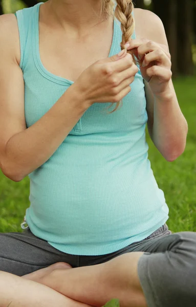 Hermosa joven embarazada chica en la naturaleza — Foto de Stock