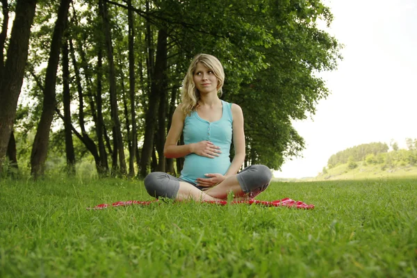 Bella giovane ragazza incinta sulla natura — Foto Stock