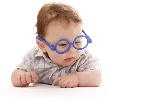 Bebê infantil em um fundo branco em óculos — Fotografia de Stock