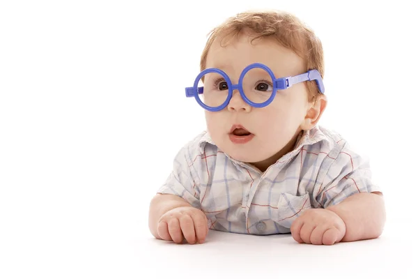 Bebé sobre fondo blanco en gafas — Foto de Stock
