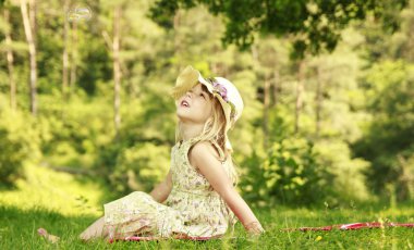 sabun köpüğü ile küçük kız