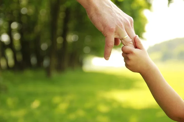 Ouder houdt de hand van een klein kind — Stockfoto