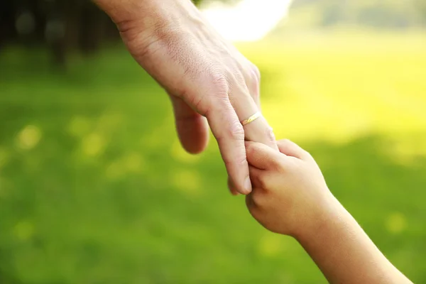 Ouder houdt de hand van een klein kind — Stockfoto