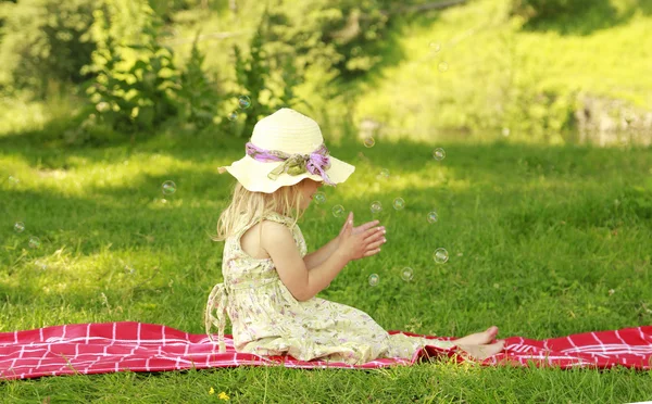 Petite fille avec bulles de savon — Photo