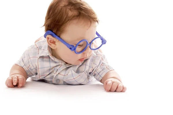 Bebê infantil em um fundo branco em óculos — Fotografia de Stock