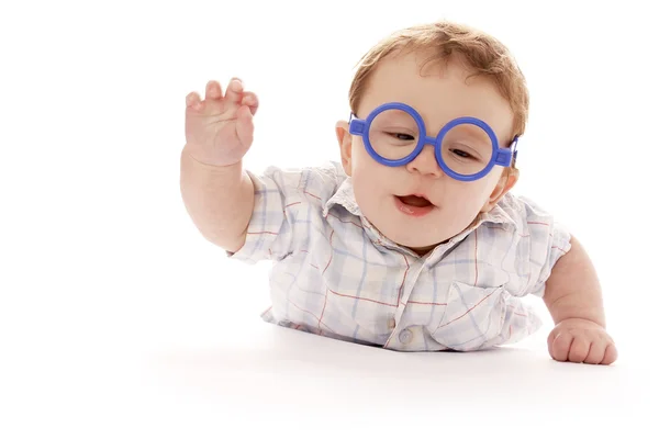 Spädbarn baby på en vit bakgrund i glas — Stockfoto