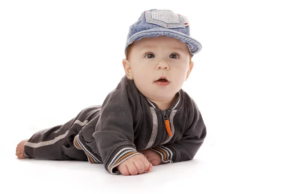 Een schattige kleine pasgeboren baby op een witte achtergrond — Stockfoto