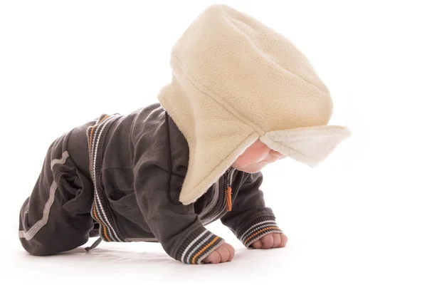Um bebê recém-nascido bonito em um chapéu — Fotografia de Stock