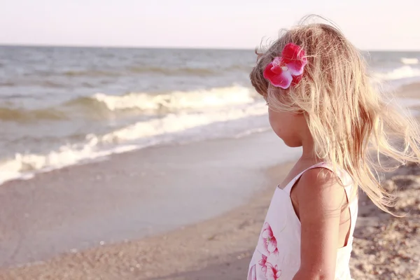 Liten flicka som leker vid havet — Stockfoto