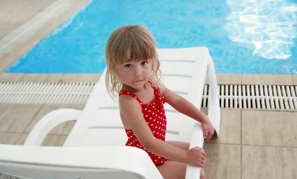 Liten flicka i vatten pool — Stockfoto