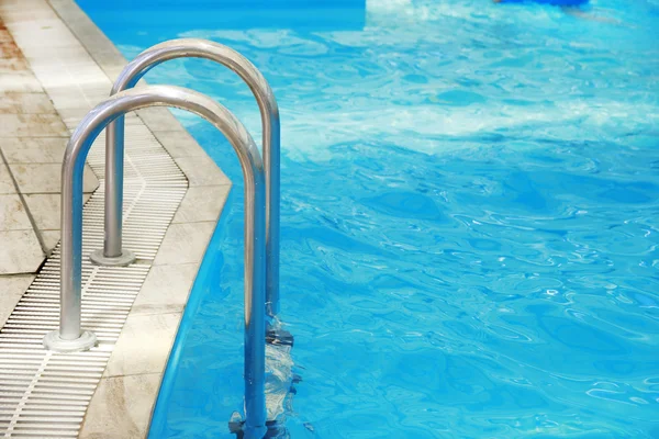 Stappen in een pool van water — Stockfoto