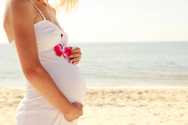 Donna incinta sulla spiaggia — Foto Stock