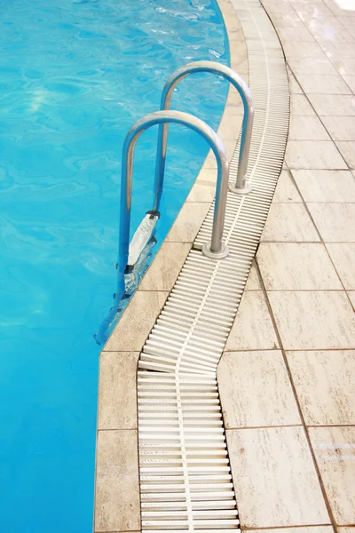Passos em uma piscina de água — Fotografia de Stock