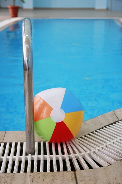 Pasos en una piscina de agua y una pelota para niños —  Fotos de Stock