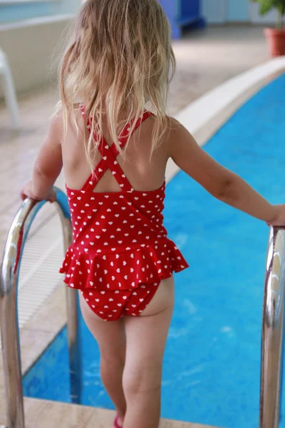 Liten flicka som leker i poolen — Stockfoto