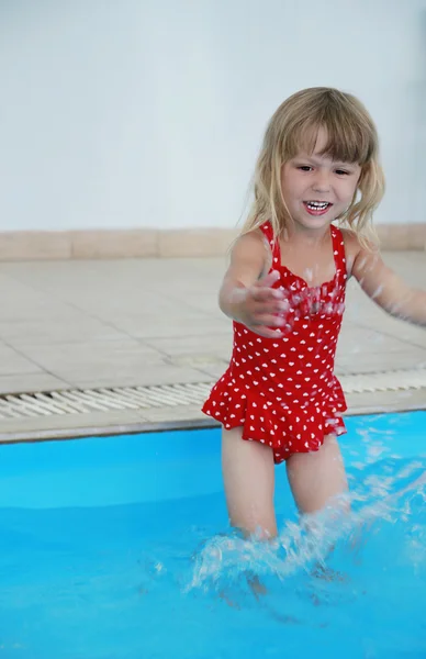 Klein meisje spelen in het zwembad — Stockfoto