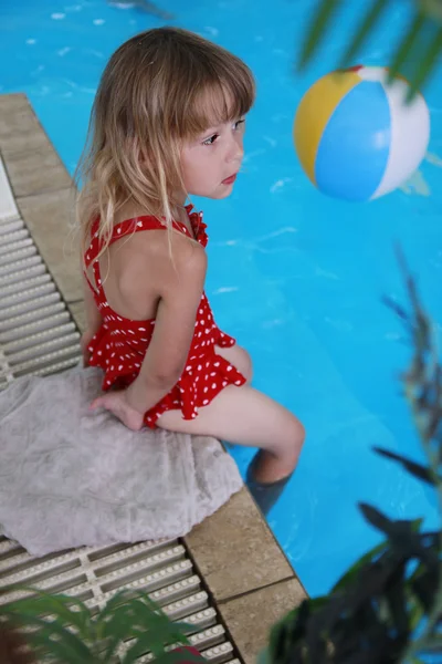 Little girl playing in the pool — Stock Photo, Image