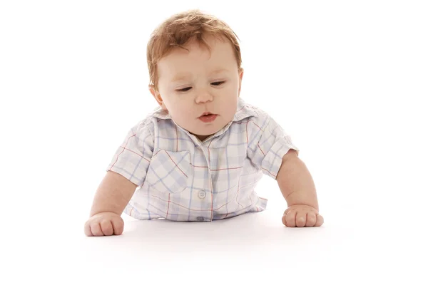 Jeune garçon sur fond blanc dans une chemise — Photo