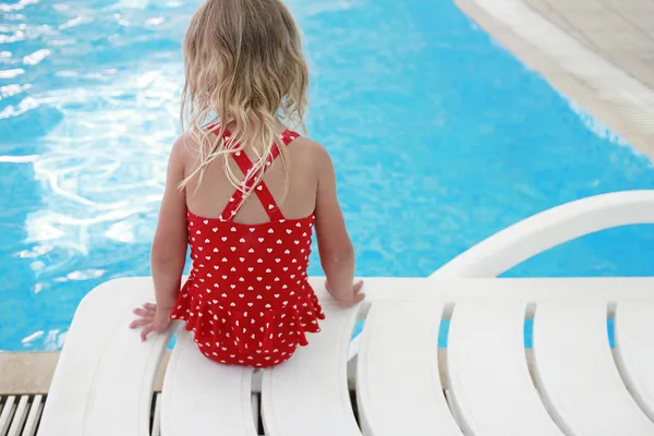 Klein meisje in water zwembad — Stockfoto