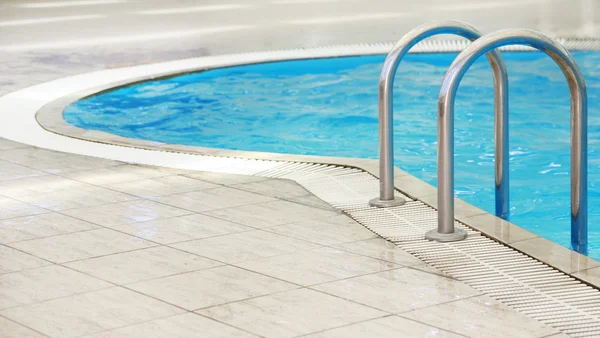 Stegen i en vatten pool — Stockfoto