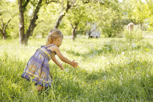 Liten flicka med såpbubblor — Stockfoto