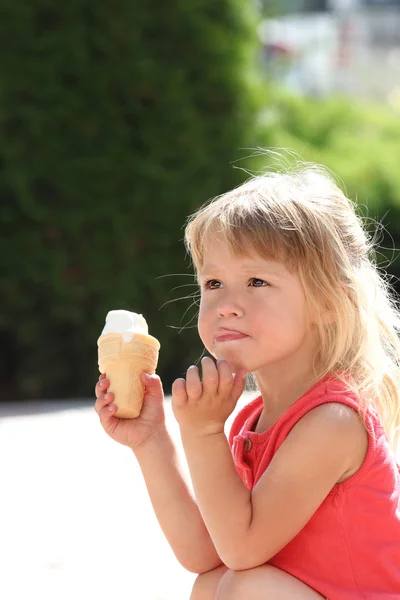 美しい小さな女の子アイスクリームを食べる — ストック写真