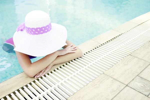 Ragazza in piscina d'acqua in cappello — Foto Stock
