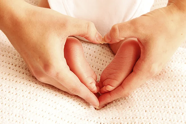Leg cute newborn little baby in mother's hands — Stock Photo, Image