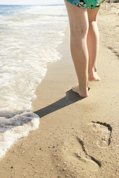 Girl leaves footprints in the sand — Stock Photo, Image