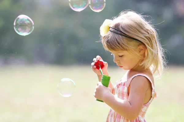 Liten flicka med såpbubblor — Stockfoto