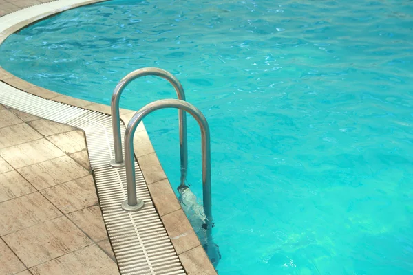 Passos em uma piscina de água — Fotografia de Stock