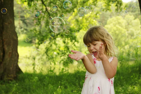 Menina bonito com bolhas de sabão — Fotografia de Stock