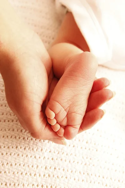 Leg cute newborn little baby in mother's hands — Stock Photo, Image