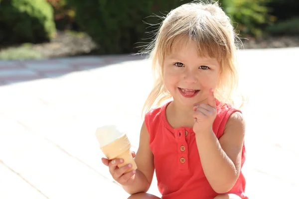 Krásná holčička jíst zmrzlinu — Stock fotografie
