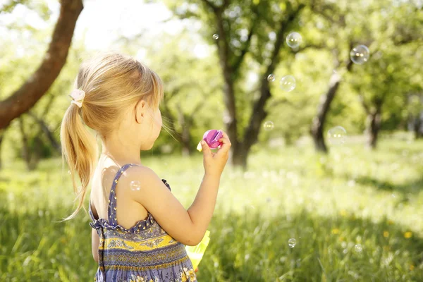 Liten flicka med såpbubblor — Stockfoto