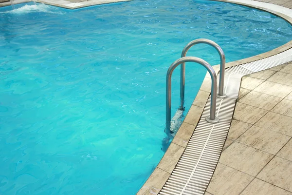 Passos em uma piscina de água — Fotografia de Stock