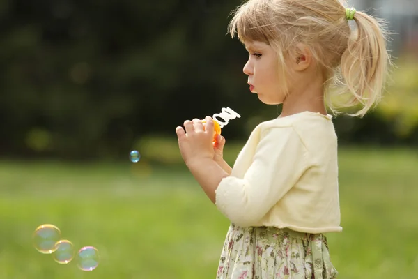 Petite fille avec bulles de savon — Photo