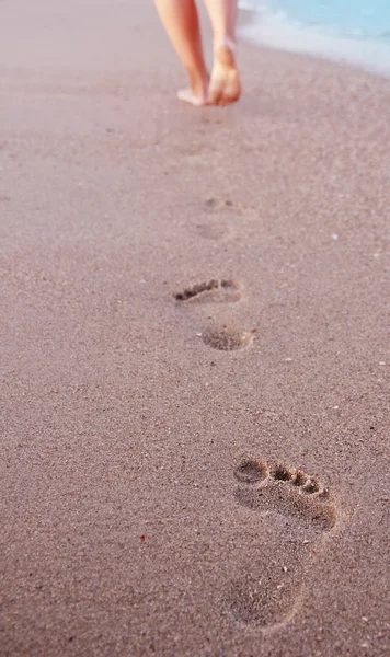 Damernas fotspår i sanden — Stockfoto