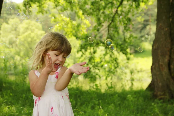 Menina bonito com bolhas de sabão — Fotografia de Stock