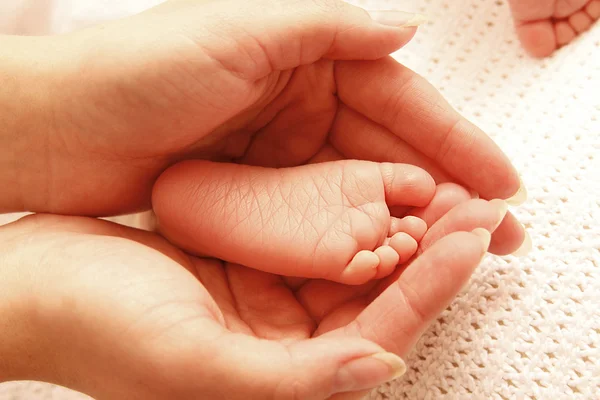 Leg cute newborn little baby in mother's hands — Stock Photo, Image