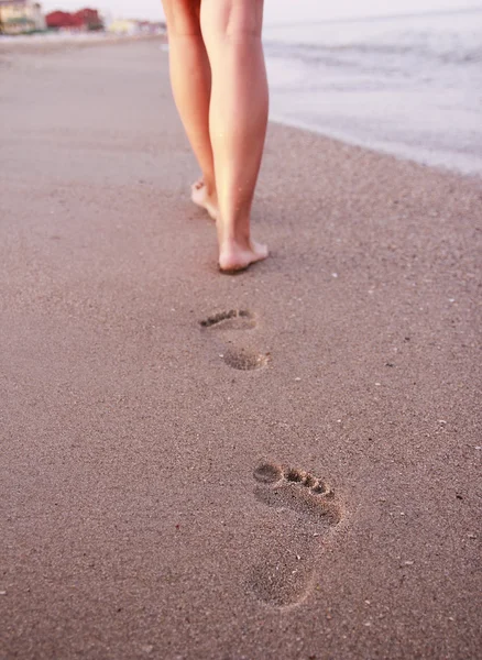 Vrouwen voetafdrukken in het zand — Stockfoto