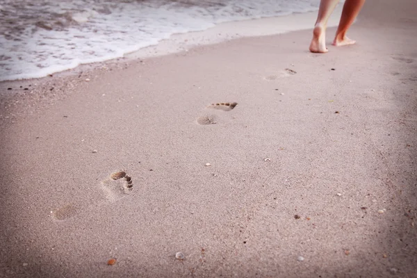 Empreintes de pas des femmes dans le sable — Photo