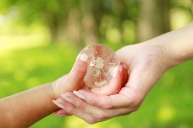 bir ebeveyn ve çocuk el Cam Küre