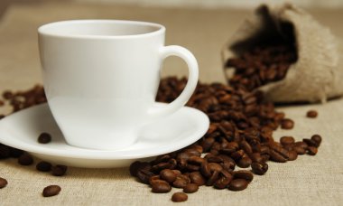 kupa kahve ve kahve çekirdekleri 
