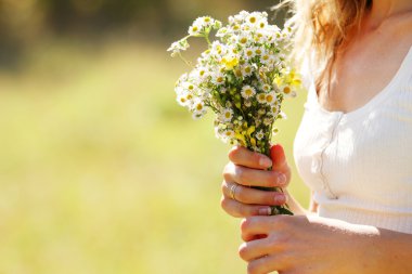 bir buket ile genç kız