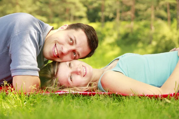 Schönes Paar im verliebten Gras — Stockfoto