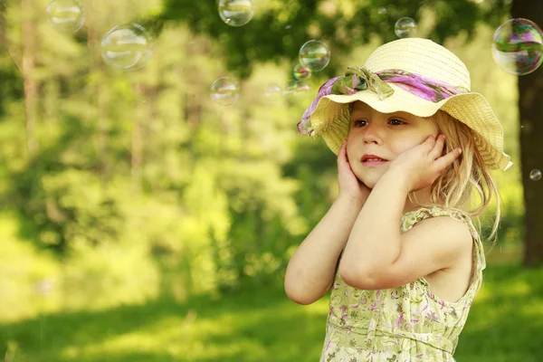 Niña con burbujas de jabón — Foto de Stock